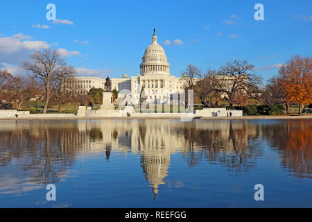 Die Westseite des United States Capitol Building und Ulysses S Grant Memorial in Washington, DC, spiegelt sich in der reflektierenden Pool mit Weihnachten tre Stockfoto