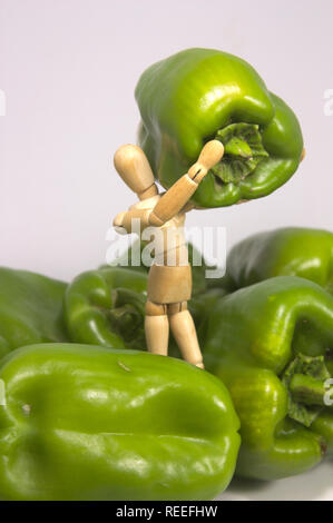 Eine allgemeine Ebene einer Schaufensterpuppe mit grünem Pfeffer auf dem Boden mehrere Paprika gesehen sind die gleichen Stockfoto