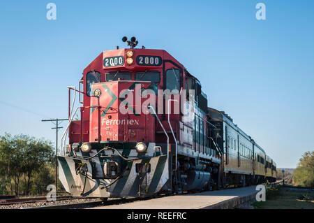 Chihuahua Pacific Railroad train "Chepe" am Bahnhof in El Fuerte vor der Abreise nach Copper Canyon, Mexiko. Stockfoto