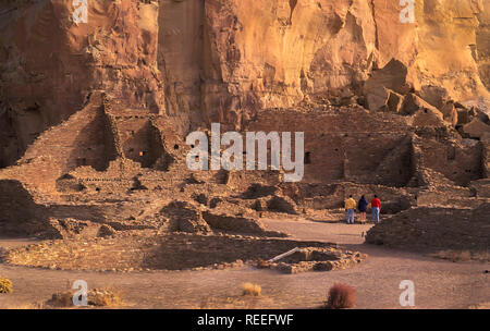 Besucher am Pueblo Bonito, Chaco Culture National Historical Park, New Mexiko. Stockfoto