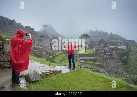 Ein regnerischer Tag ändert nichts an der Spectacularness von Machu Picchu oder die Freude, es zu verringern. Stockfoto