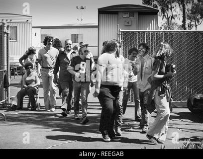 OAKLAND, USA - 14. Juli: Nach der Show: CROSBY, STILLS, NASH & YOUNG live auf der Bühne am Oakland, Kalifornien am 14. Juli 1974 während ihres 1974 US Tour. R-L Annie Leibovitz, Neil Young, Joe Lala. Stephen Stills mit Nr 9 T-Stück. (Foto von Gijsbert Hanekroot) Stockfoto