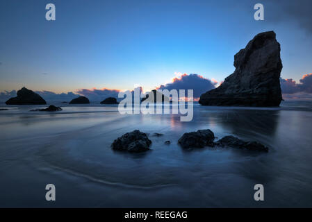 Sonnenuntergang am Strand von Bandon, Oregon Südküste. Stockfoto