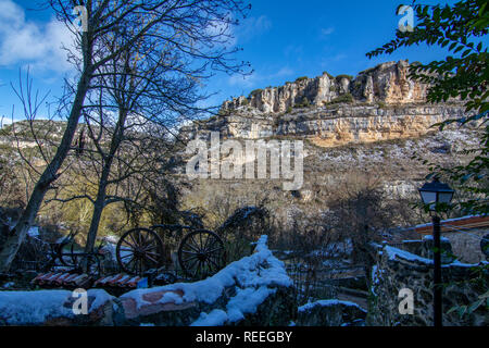Sicht der Canyon Fluss Ebro in Orbaneja del Castillo in der Provinz Burgos in Spanien Stockfoto