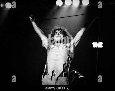 ROTTERDAM, Niederlande - 27. Oktober: Roger Daltrey auf der Bühne bei einem Konzert im Ahoy in Rotterdam, Niederlande, am 27. Oktober 1975. (Foto von Gijsbert Hanekroot) Stockfoto