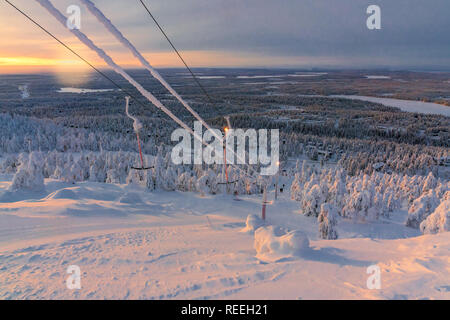 Schöner Blick auf die Berge des Skigebietes Ruka finnisch Lappland in kalten Wintertag. Stockfoto