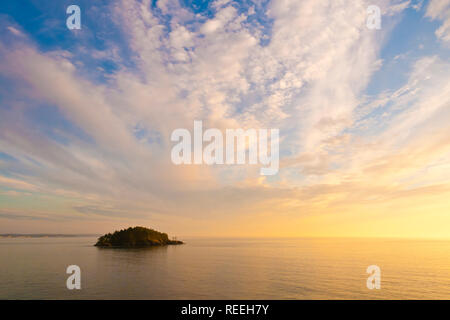 Deception Island aus Rosario Head, Deception Pass State Park, Fidalgo Island, Washington. Stockfoto