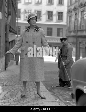 Mode in den 50er Jahren. Eine junge Frau trägt eine typische 50er Mantel. Sie posiert in der Outfit in eine Straße. Schweden 1950. Foto Kristoffersson Ref313 A-11 Stockfoto