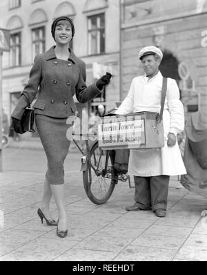 Mode in den 50er Jahren. Eine junge Frau trägt eine typische 50er Jahre zwei Stück kleid mit passendem Rock und Jacke. Im Hintergrund die lokalen Hot Dog Verkäufer. Schweden 1950. Foto Kristoffersson Ref338 A-4 Stockfoto