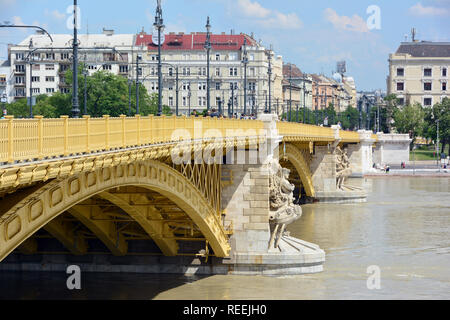 Margaret Bridge ist ein drei-polige Brücke in Budapest, Ungarn, Anschluss von Buda und Pest über die Donau und die Margareteninsel zu den Banken. Stockfoto