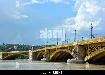 Margaret Bridge ist ein drei-polige Brücke in Budapest, Ungarn, Anschluss von Buda und Pest über die Donau und die Margareteninsel zu den Banken. Stockfoto