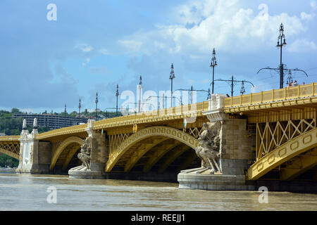 Margaret Bridge ist ein drei-polige Brücke in Budapest, Ungarn, Anschluss von Buda und Pest über die Donau und die Margareteninsel zu den Banken. Stockfoto