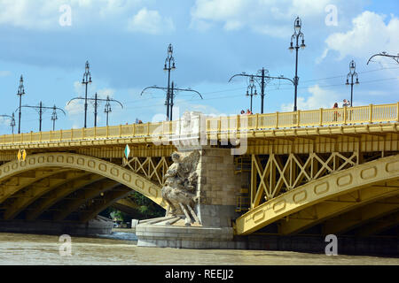 Margaret Bridge ist ein drei-polige Brücke in Budapest, Ungarn, Anschluss von Buda und Pest über die Donau und die Margareteninsel zu den Banken. Stockfoto