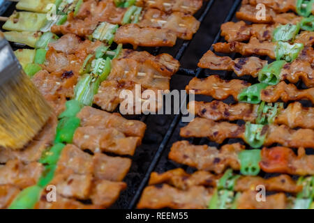 Schweinefleisch vom Grill. Gebratenes Schweinefleisch. Gegrillte Schweinekoteletts. Thai style BBQ Schweinefleisch für Essen mit klebrigen Reis. Thailändisches Essen. Hohes Cholesterin Nahrung. Essen verunreinigt ac Stockfoto