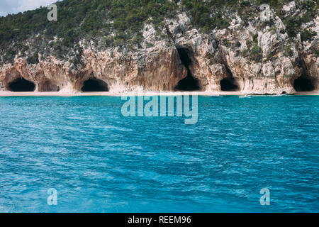 Das türkisfarbene Meer und Höhlen von Cala Luna Beach in Sardinien, Italien Stockfoto