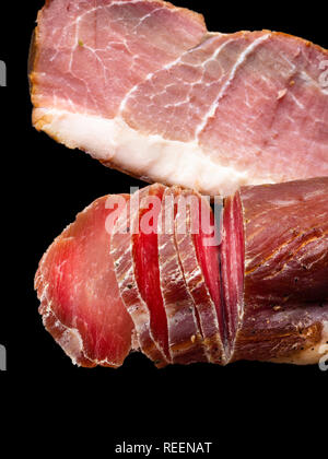 Carded Fleisch und Schinken aus Spanien (Jamon Iberico) auf schwarz isoliert Stockfoto