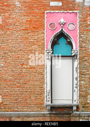 Ancinet venezianischen Gotik Fenster auf Wand Stockfoto