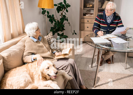 Portrait von gerne ältere Paare geniessen den Ruhestand in sonnendurchfluteten Wohnzimmer zu Hause, kopieren Raum Stockfoto