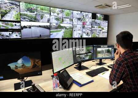 Nantes (Frankreich), auf 2018/04/26: Urban Surveillance Zentrum ÒCenter de Aufsicht Urbain metropolitain pour la videoprotectionÓ. Betreiber Stockfoto