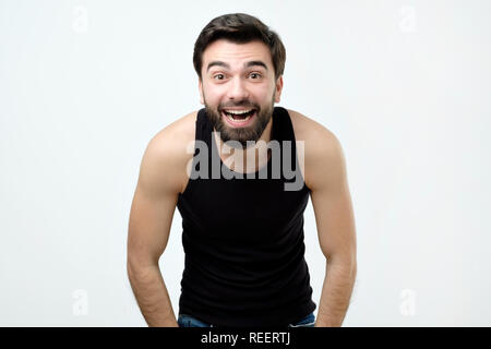 Porträt von einem gutaussehenden jungen Mann Lachen Stockfoto