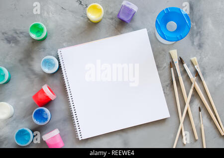 Leeres Weisses Blatt Papier Pinsel Und Farben Mock Up Zum Zeichnen Blick Von Oben Platz Kopieren Stockfotografie Alamy