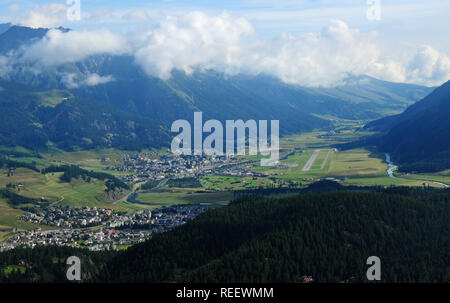 Schweizer Alpen: Airshot vom Flughafen Samedan, Europas höchster Flughafen im Oberengadin Stockfoto