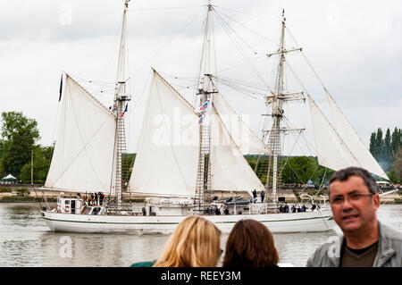 YAINVILLE, Frankreich - Juli ca. 2016. Großes Dorf Picknick für die Aramada parade Ausstellung, auf der Seine. Pepole warten auf die Boote Schiffe. Stockfoto