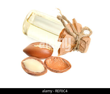 Argan Öl aus Samen. Auf weissem Hintergrund. Stockfoto