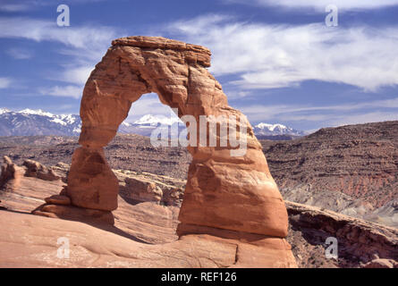 Zarte Arch im Arches National Park Frames die schneebedeckten La Sal Mountains, Arches National Park, Utah, USA Stockfoto