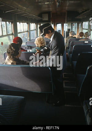 British Rail Diesel Multiple Unit Train Guard und Ticket Collector auf der Cumbrian Coast Railway Line, North West England Stockfoto