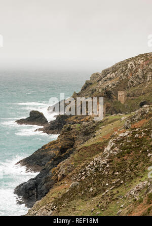 Reste von Tin Mining an Botallack auf der Nordküste von Cornwall, England, Großbritannien Stockfoto