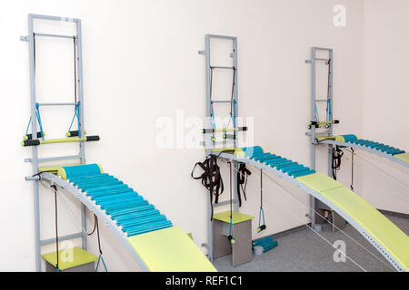 Medizinische Wirbelsäule trainer Ausrüstung. Rückenmarkverletzung rehabilitation Equipment in der modernen Klinik Stockfoto
