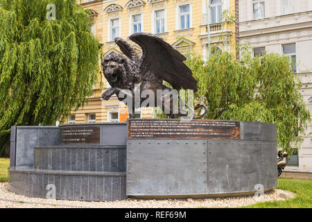 Prag, tschechische Republik - 7. JUNI 2017: geflügelte Löwe Statue im Zentrum von Prag oder Praha in der Tschechischen Republik zu den tschechoslowakischen Flieger, die in der Royal Air Force gedient. Stockfoto