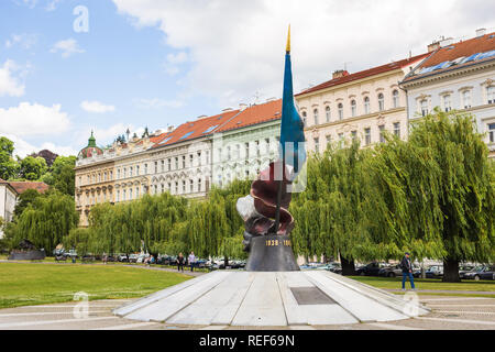 Prag, tschechische Republik - 7. JUNI 2017: Der Widerstand Flagge Denkmal in Prag. Es ist in der Hingabe an die 2 Widerstandsbewegung zu der Okkupation der Tschechoslowakei von 1938 bis 1945. Stockfoto