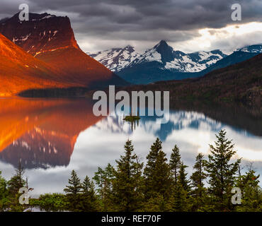 Wild Goose Island bei Sonnenaufgang auf die spiegelglatte Oberfläche von Saint Mary Lake Stockfoto