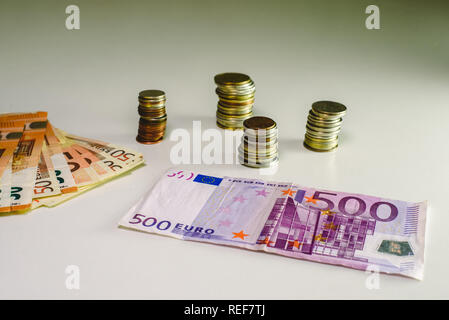 500 Euro Scheine und Münzen in Korruption Unternehmen gewonnen, vor dem Crash. Stockfoto