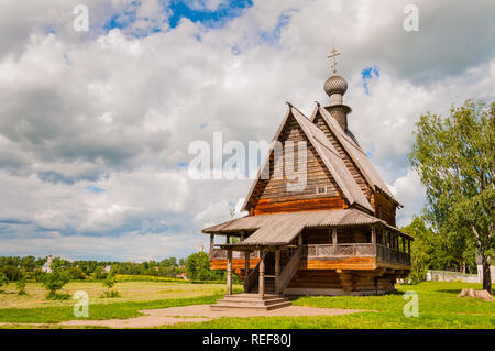 Die traditionelle russische Kirche aus Holz in der antiken Stadt Susdal, Russland. Golden Ring von Russland. Stockfoto