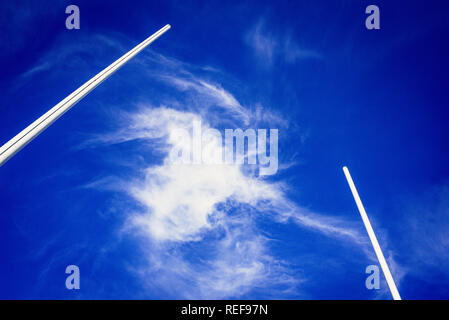 Himmel mit weißen Wolken zwischen zwei Rugby Ziel Beiträge gerahmt Stockfoto