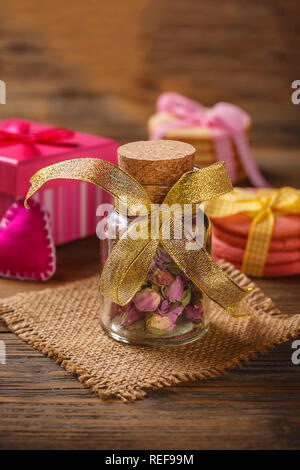 Kleine chemische Knospen der Rosen für Tee in glastiegel Stockfoto