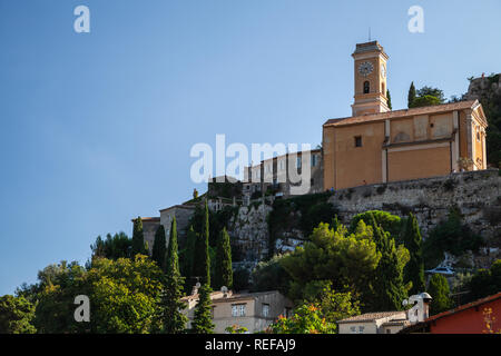 Eze Berglandschaft mit Kirche Unserer Lieben Frau von der Himmelfahrt, 1772 fertig gestellt, in den Alpes-Maritimes, Frankreich Stockfoto