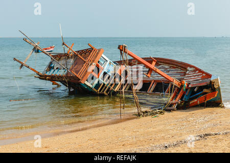 Eine gebrochene Angeln Schiff liegt auf seiner Seite in der Nähe der Ufer, Schiffbruch. Stockfoto