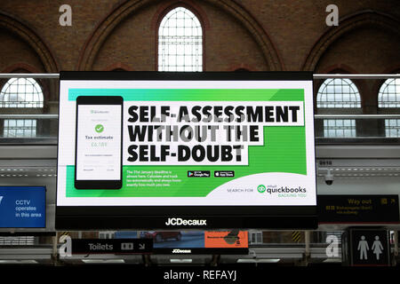 Quickbooks 'Selbst-Bewertung ohne Self-Doubt' elektronischen Reklametafeln poster Anzeige Zeichen an der Liverpool Street Station in London England UK KATHY DEWITT Stockfoto