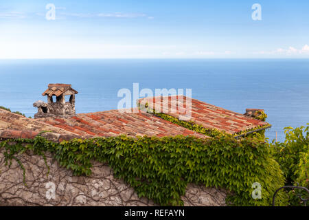 Eze Küstenansicht mit alten roten Ziegeldächern. Alpes-Maritimes, Frankreich Stockfoto