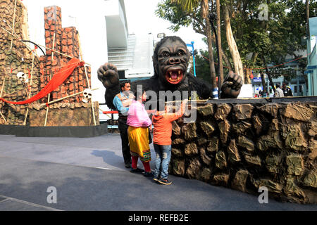 Kolkata, Indien. Jan, 2019 21. Indische Familie schauen die Dekoration von nandan Kino anlässlich des 8 Kolkata International Children's Film Festival. Credit: Saikat Paul/Pacific Press/Alamy leben Nachrichten Stockfoto