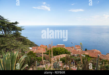 Eze Küstenlandschaft mit roten Ziegeldächern. Alpes-Maritimes, Frankreich Stockfoto