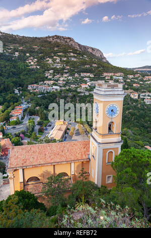 Eze vertikale Landschaft mit Kirche Unserer Lieben Frau von der Himmelfahrt, 1772 fertig gestellt, in den Alpes-Maritimes, Frankreich Stockfoto