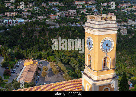 Dorf Eze. Kirche Unserer Lieben Frau von der Himmelfahrt, 1772 fertig gestellt, in den Alpes-Maritimes, FranceEze Dorf. Kirche Unserer Lieben Frau von der A Stockfoto