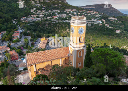 Eze Landschaft mit Kirche Unserer Lieben Frau von der Himmelfahrt, 1772 fertig gestellt, in den Alpes-Maritimes, Frankreich Stockfoto