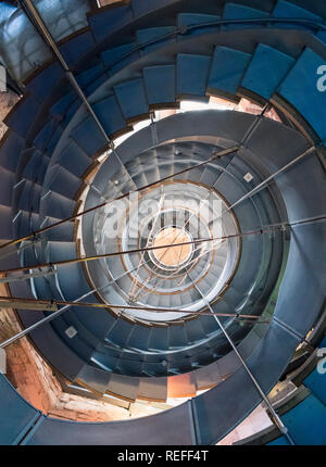 Suchen auf der Wendeltreppe im Leuchtturm, Schottlands Mitte für Design und Architektur, Glasgow. Stockfoto