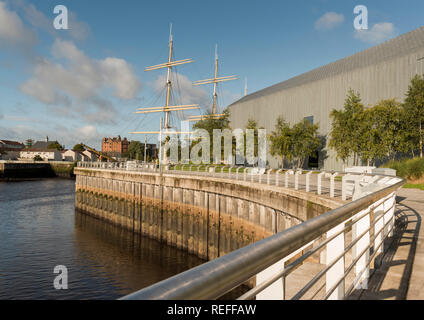 Pointhouse Quay in Glasgow, wo das Tall Ship Glenlee außerhalb des Riverside Museum ist Stockfoto